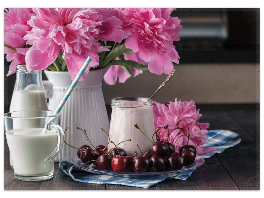 Wallario Premium Teppich, Größe 50 x 70 cm, Milch mit Kirschen zum Frühstück mit rosa Blumenarrangement