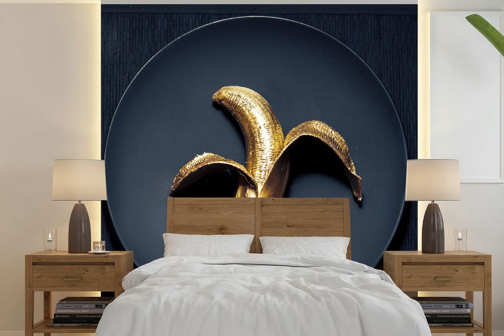 MuchoWow Fototapete für Wohnzimmer oder Schlafzimmer Wandtapete Vinyl Motivtapete Goldene Banane auf dunklem Hintergrund - 280x280 cm - Hintergr...