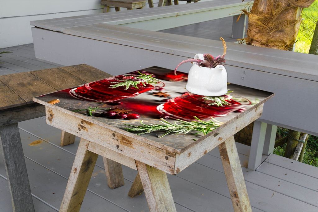 Wallario selbstklebende Möbelfolie/ Tischdecke für Innen und Außen, Größe: 70 x 70 cm - Winterlicher Cranberry-Punsch mit Rosmarin