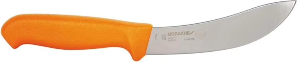 Couteau Morakniv de chasse pour écorcher le gibier en forêt