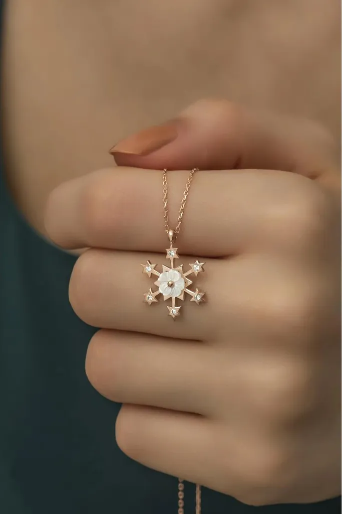 Idée cadeau femme : collier argent flocon de neige et fleur de magnolia