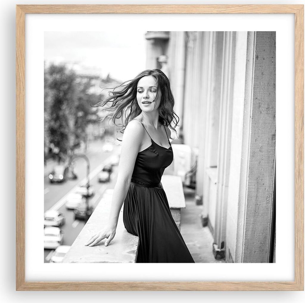 Gerahmtes Poster - Rahmen in heller Eiche - Frau Balkon Straße - 50x50 cm - Wand Bild - Wanddeko - Wandbilder - Kunstposter - Wandposter - Bilderr...
