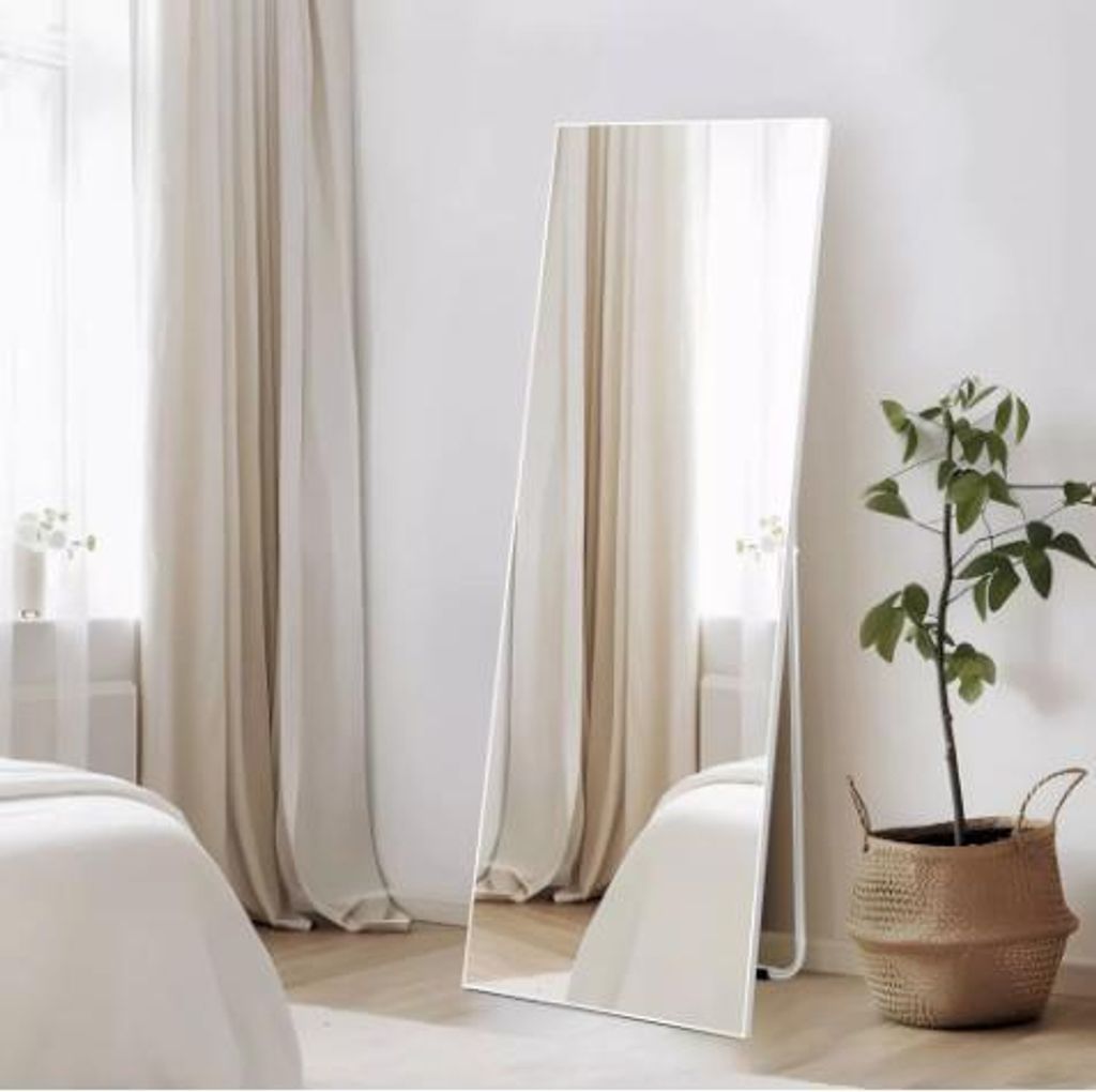 Stehender Spiegel 150x51 cm mit einem weißen PVC-Rahmen und gehärtetem Glas für das Schlafzimmer