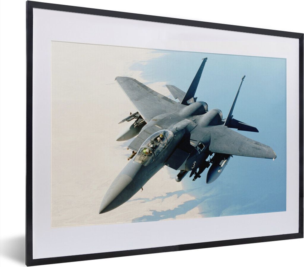 MuchoWow MuchoWow Gerahmtes Poster Ein Kampfjet fliegt über den Irak 40x30 cm - Poster mit zchwarzem Bilderrahmen - Bilderrahmen - Poster im R...