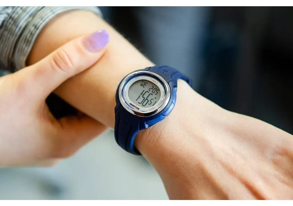 Timex Ironman Sleek 50 Montre Étanche 100m avec Éclairage Indiglo