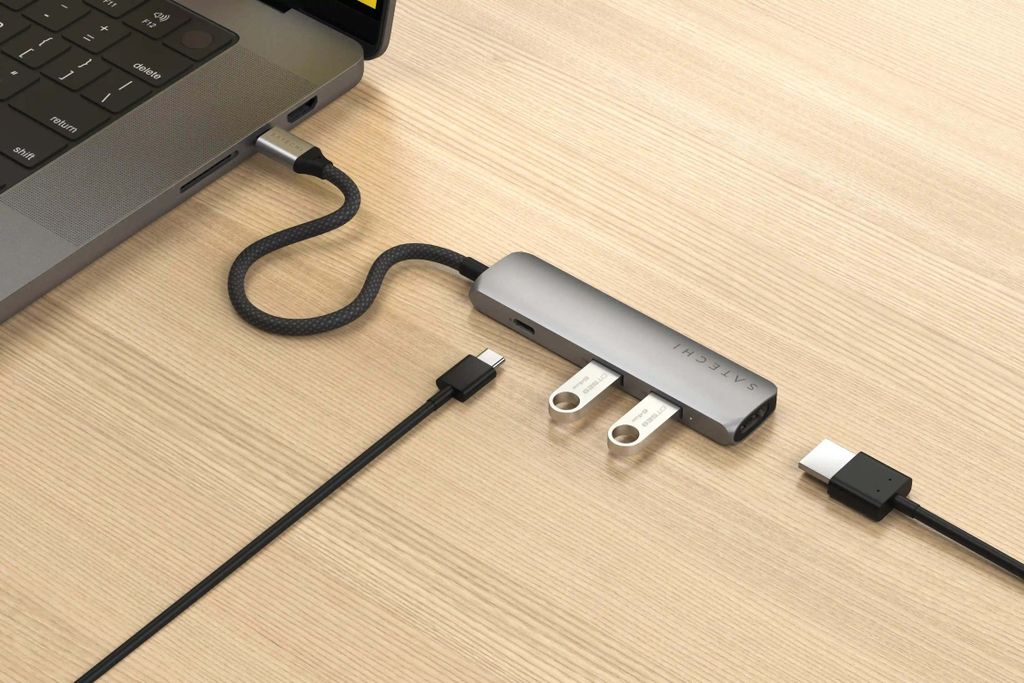 SATECHI 4 in 1 USB-C Hub Slim Plus, HDMI 4K@60Hz, 100W PD, 2x USB A Poorten – voor MacBook Air en Pro, iPad, iPhone, Windows, Surface, ThinkPad, Chromebook en meer – Zwart