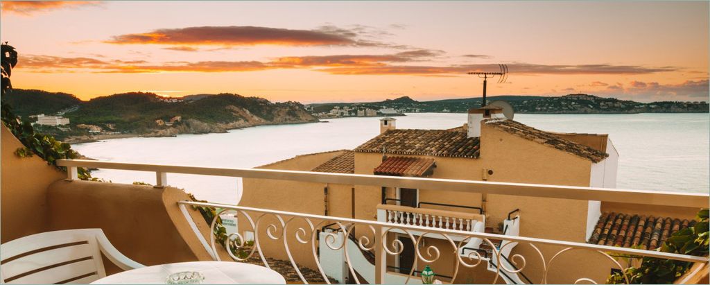 Wallario Poster - Sommer in Spanien - Ausblick von einer schönen Terrasse auf das Meer, Kunstdruck Größe: 50 x 125 cm