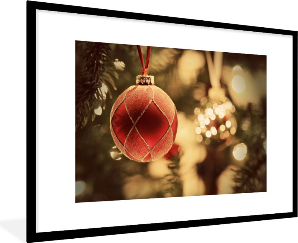 MuchoWow Gerahmtes Poster Eine Nahaufnahme von dekorativem Weihnachtsschmuck in der Nähe eines Weihnachtsbaums 90x60 cm - Poster mit Schwarzem B...