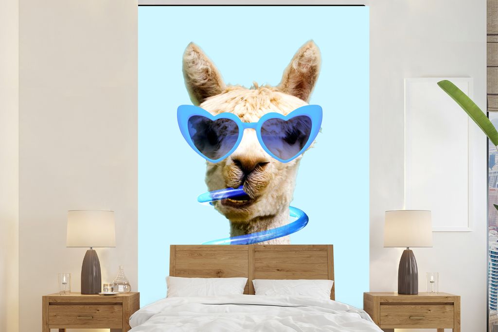 MuchoWow Fototapete für Wohnzimmer oder Schlafzimmer Wandtapete Vinyl Motivtapete Lama - Sonnenbrille - Blau - Tier - 195x300 cm - Das Hintergru...