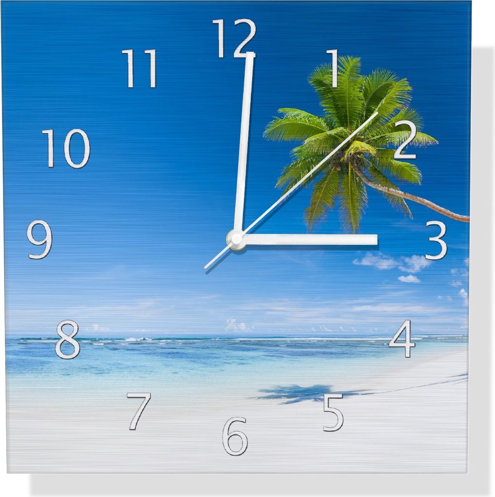 Wallario Design Wanduhr Weißer Sandstrand am Meer - Ein Traum unter Palmen aus Aluverbund, Größe 30 x 30 cm