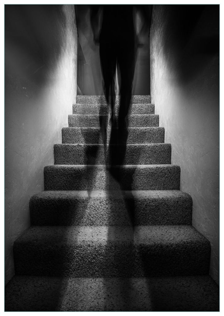 Wallario Premium Glasbild, freischwebende Optik, kräftige Farben, Größe 100 x 70 cm Motiv Mysteriöse Treppe mit Schattenfigur - Schwarzweiß