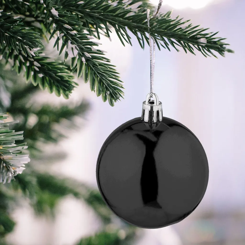Décorer un grand sapin avec 100 boules de Noël brillantes grand format