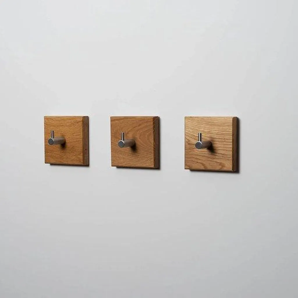 Optimisez votre armoire : lot de 3 crochets en chêne et inox faits main