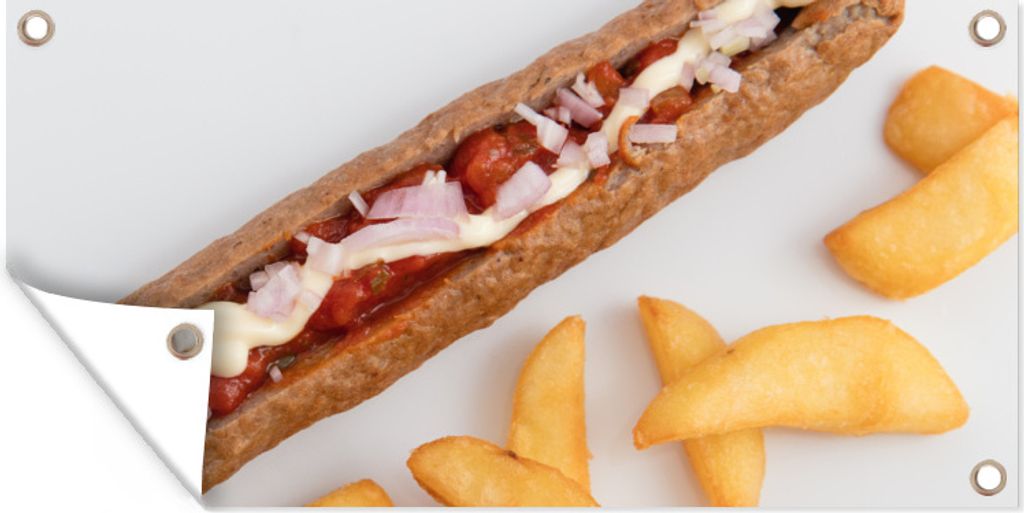 MuchoWow 160x80 cm Outdoor-Poster Gartendeko Sichtschutz Garten Poster für den Garten Gesegnete Frikandelspezialität mit Pommes frites auf ein...