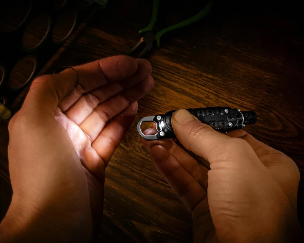 Multitool pour hommes - Porte-clés robuste avec 7 outils intégrés - 8