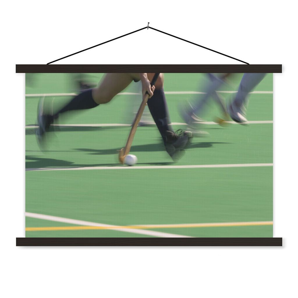 MuchoWow Textilposter Ein Action-Foto von dribbelnden Eishockeyspielern 90x60 cm mit schwarzem Rahmen - Aufhängungssatz