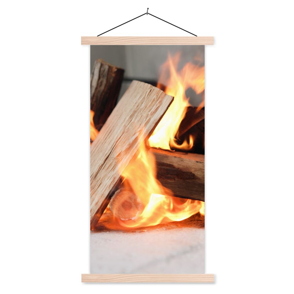 MuchoWow Textilposter Holzverbrennung am offenen Feuer 60x120 cm mit holzfarbenen Rahmen - Holz