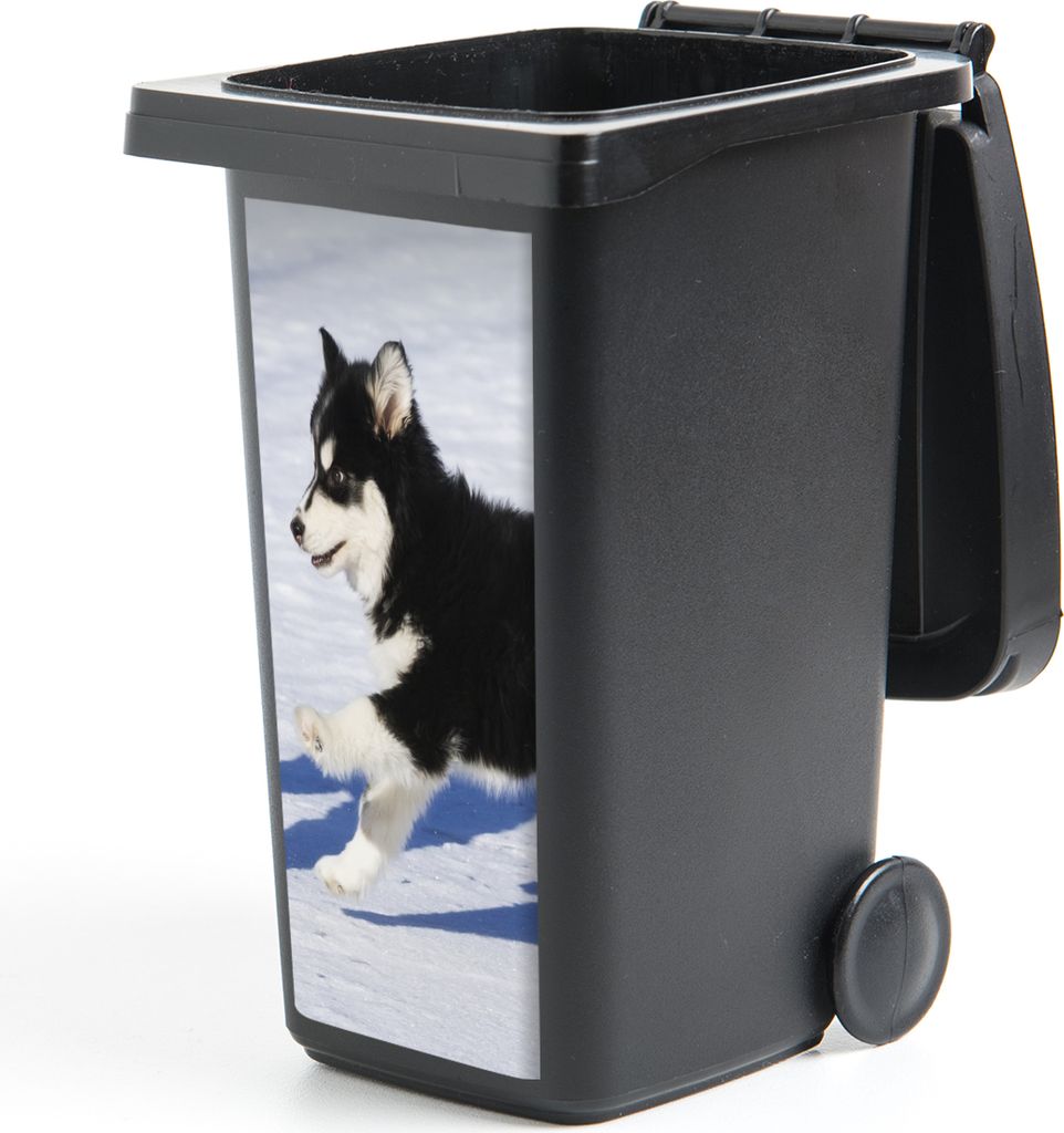 MuchoWow Mülltonnenaufkleber Husky-Welpe läuft über den Schnee 38x80 cm - Behälteraufkleber - Mülleimer-Aufkleber - Container-Aufkleber