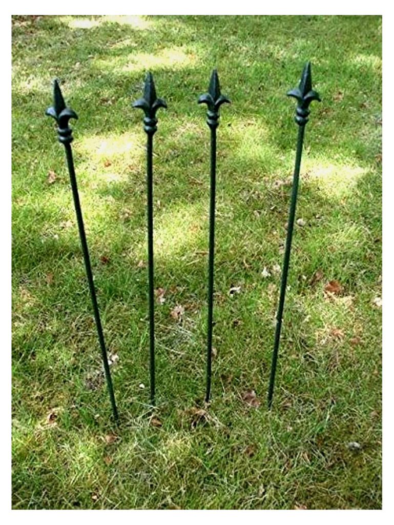 4 Stück grün lackierte Rankstäbe mit verzierten Spitzen aus Eisen, 60 cm