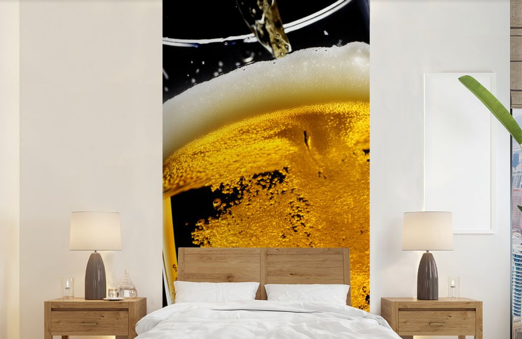 MuchoWow Fototapete für Wohnzimmer oder Schlafzimmer Wandtapete Vinyl Motivtapete Bier wird in ein Bierglas gegossen - 120x240 cm - Hintergrundbild