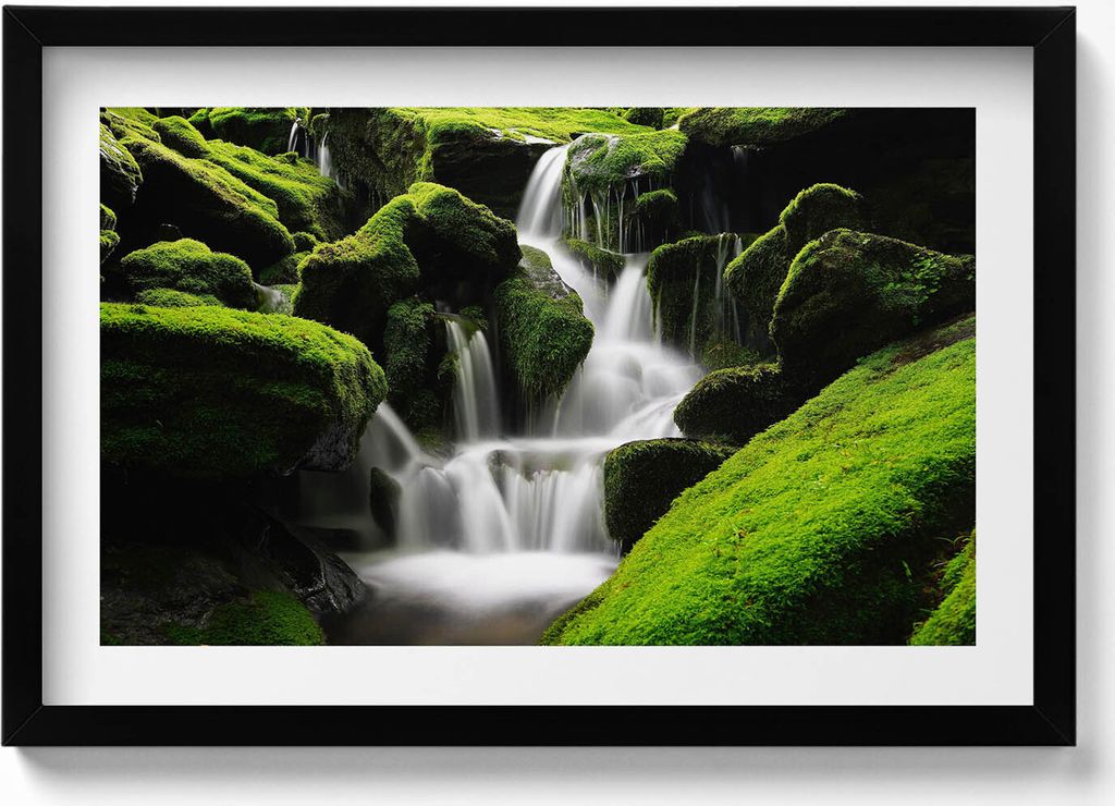 Wilder Wasserfall im Dschungel– Wandbild mit Rahmen – Gerahmtes Bild – Wanddekoration – 60x40 cm – Schwarz Rahmen