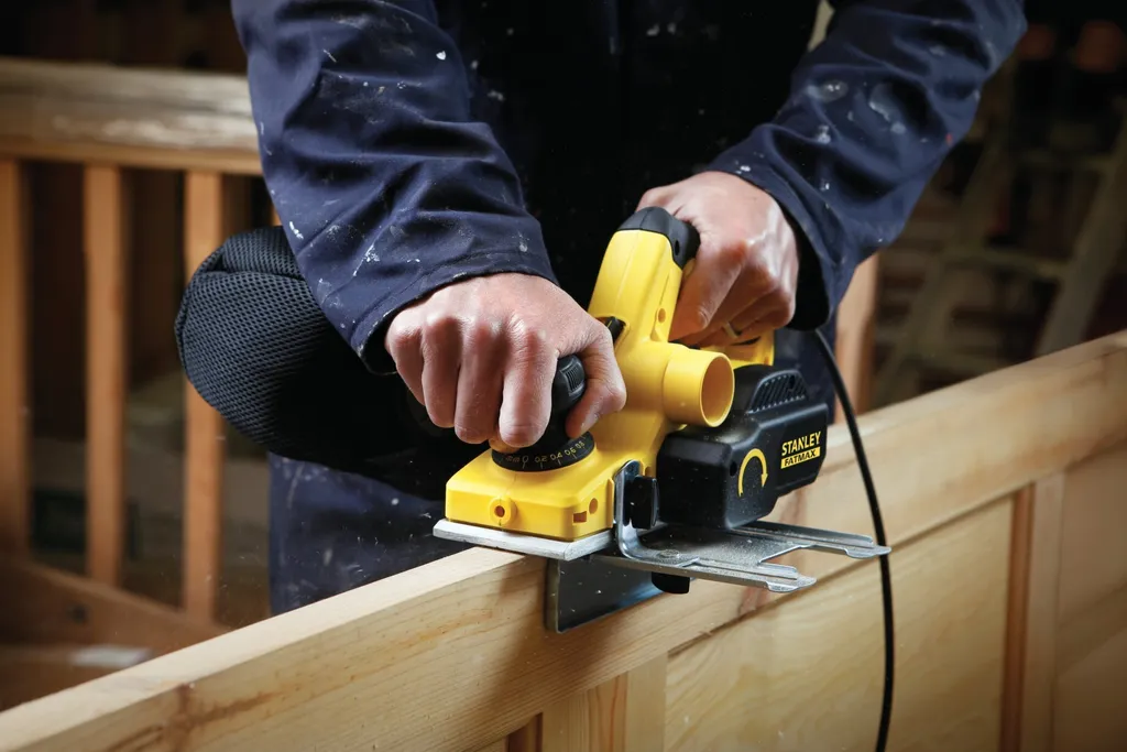 Stanley Fatmax Rabot électrique 750W FME630K avec Coffret de Transport
