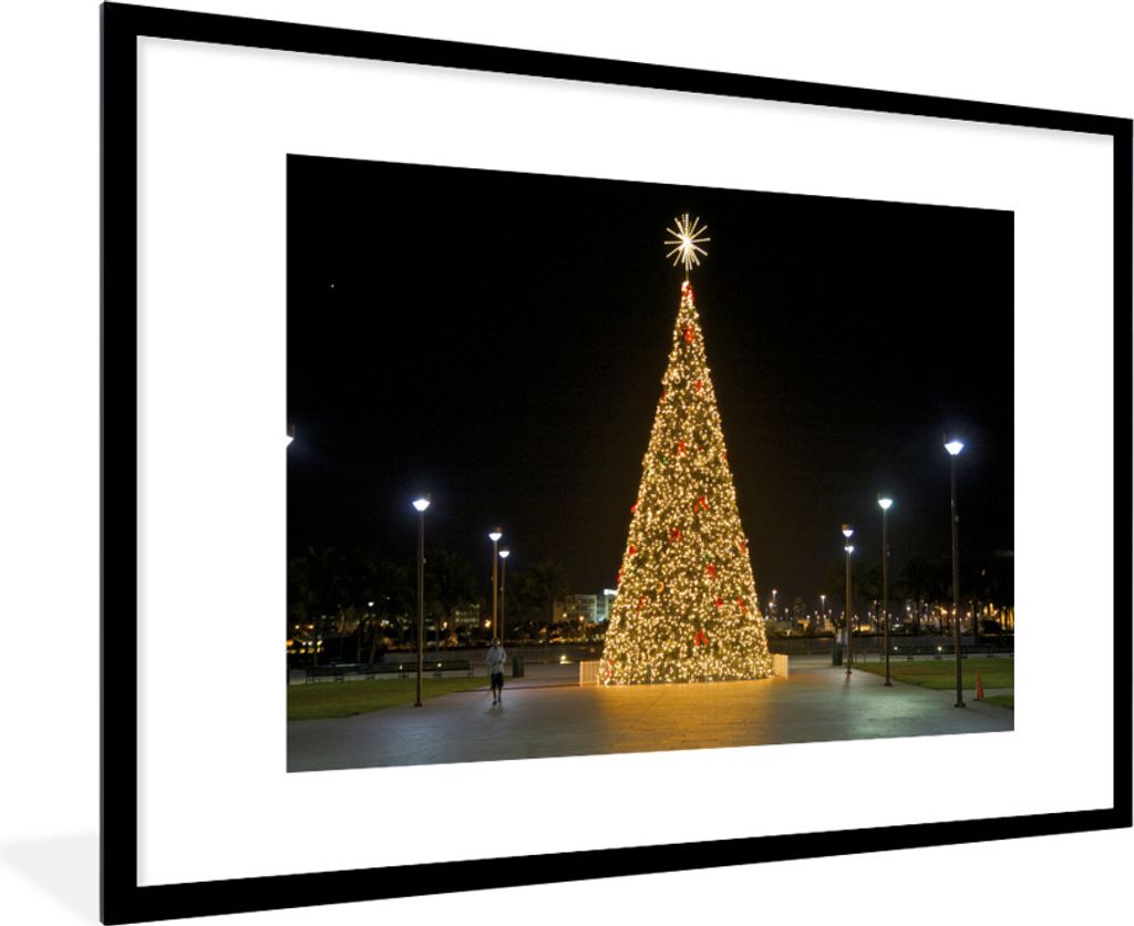 MuchoWow Gerahmtes Poster Ein riesiger Weihnachtsbaum in den Vereinigten Staaten 90x60 cm - Poster mit Schwarzem Bilderrahmen Wandposter Rahmen F...