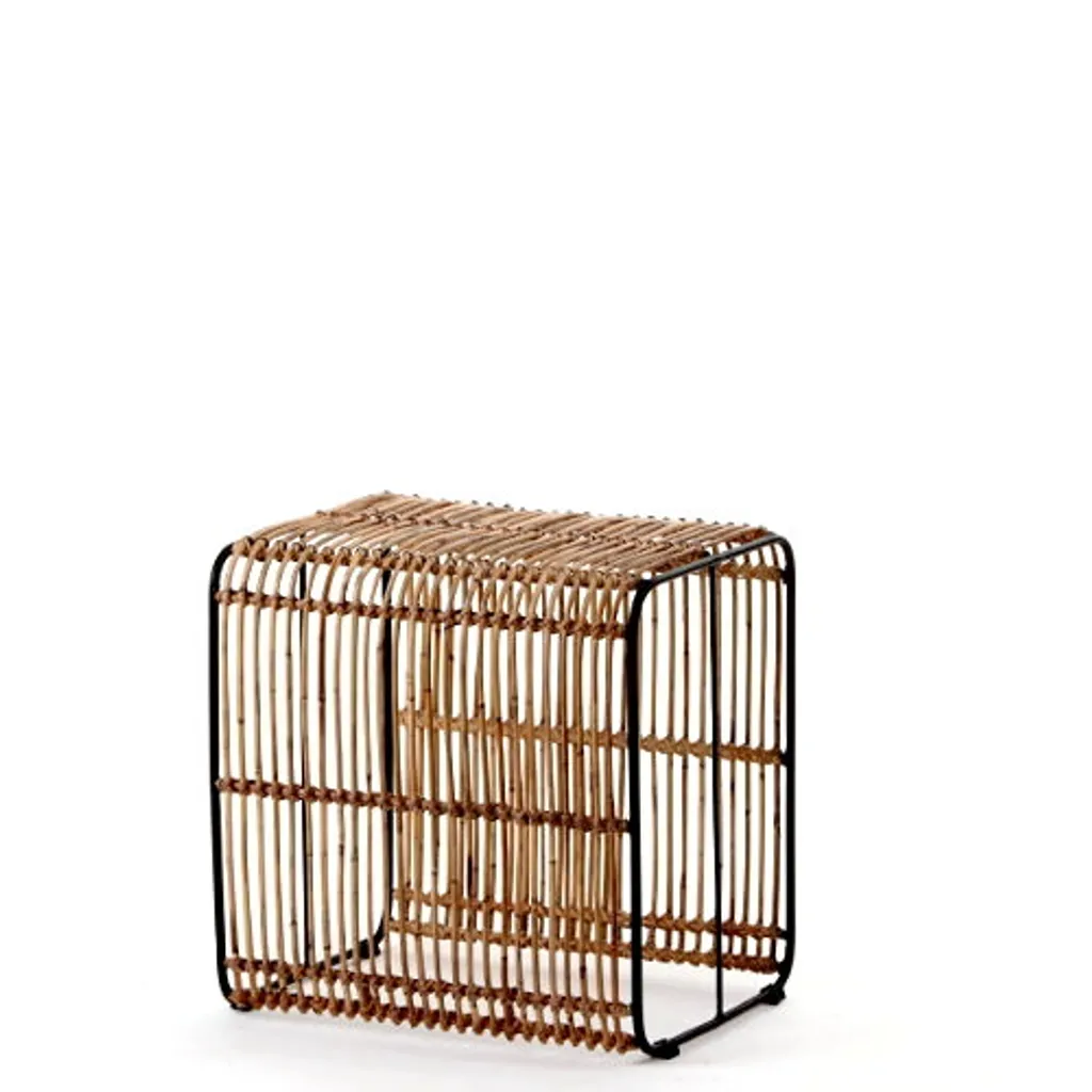 Table basse en rotin et Pouf cube décoratif pour un intérieur bohème