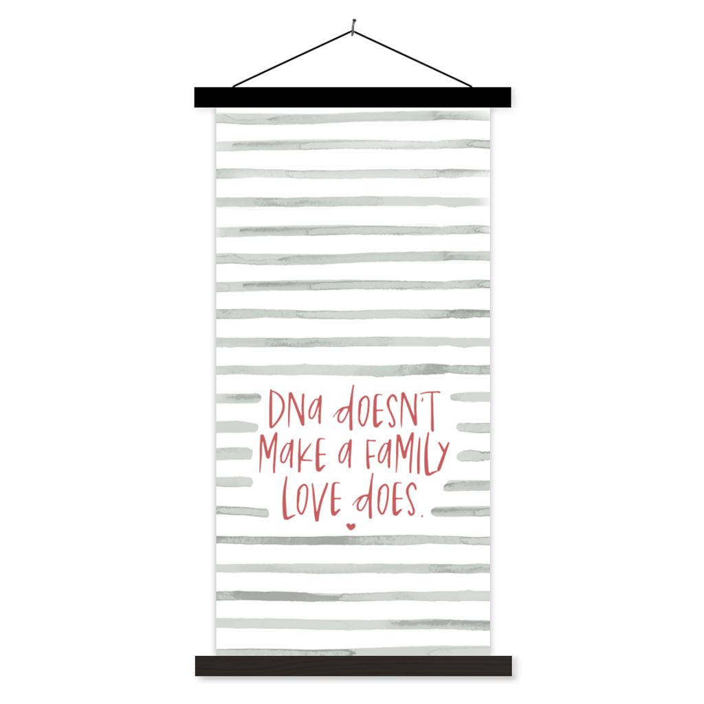 MuchoWow Textilposter Zitate - Sprichwörter - Nicht die DNA macht eine Familie, sondern die Liebe 40x80 cm mit schwarzem Rahmen - Wandemalerei