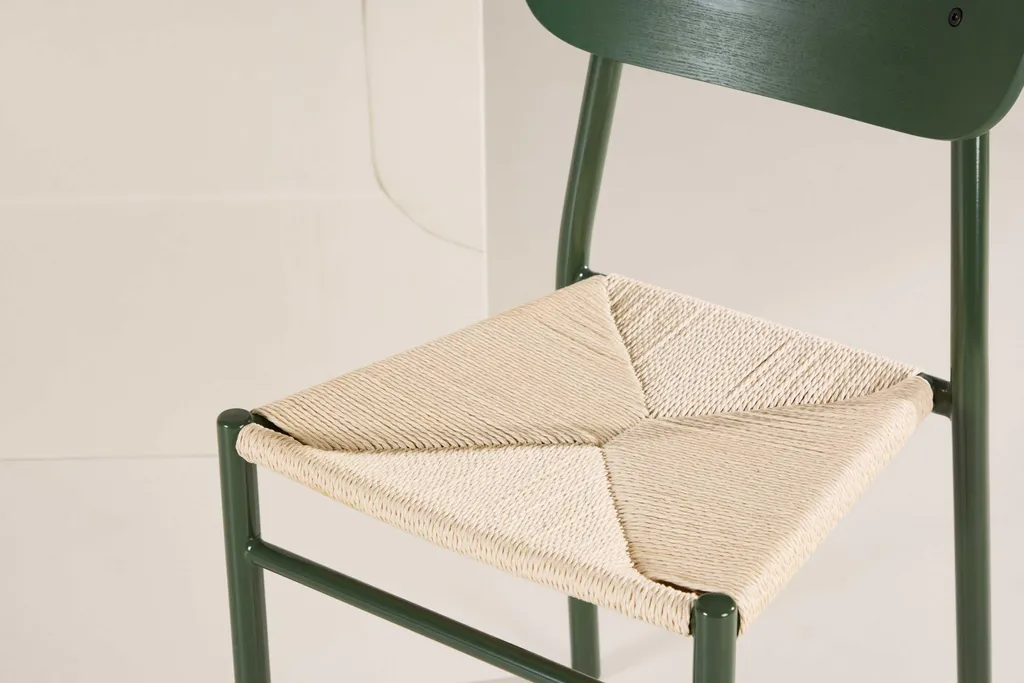 Chaise Polly Verte Empilable : La Solution Design pour Ranger Facilement