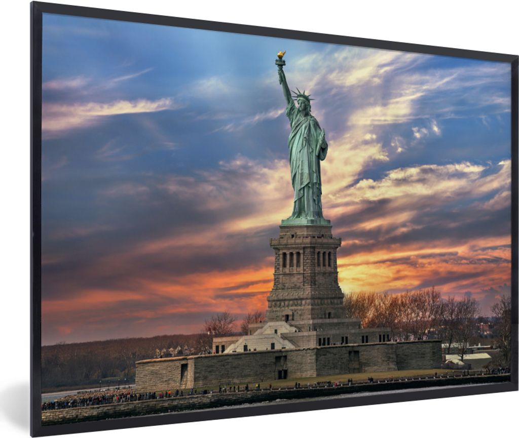 MuchoWow MuchoWow Gerahmtes Poster Freiheitsstatue bei Sonnenaufgang in der Nähe von New York in den USA 60x40 cm - Poster mit zchwarzem Bilde...