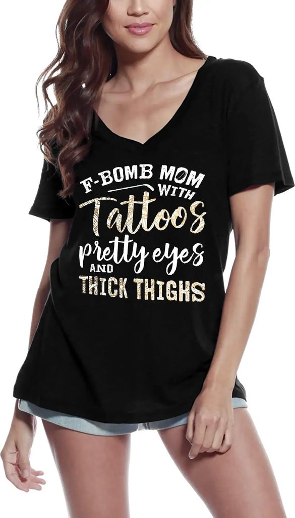 Damen Grafik T-Shirt V-Ausschnitt F-Bombe Mama mit Tattoos hübschen Augen und dicken Schenkeln - Mutter – F-Bomb Mom With Tattoos Pretty Eyes And