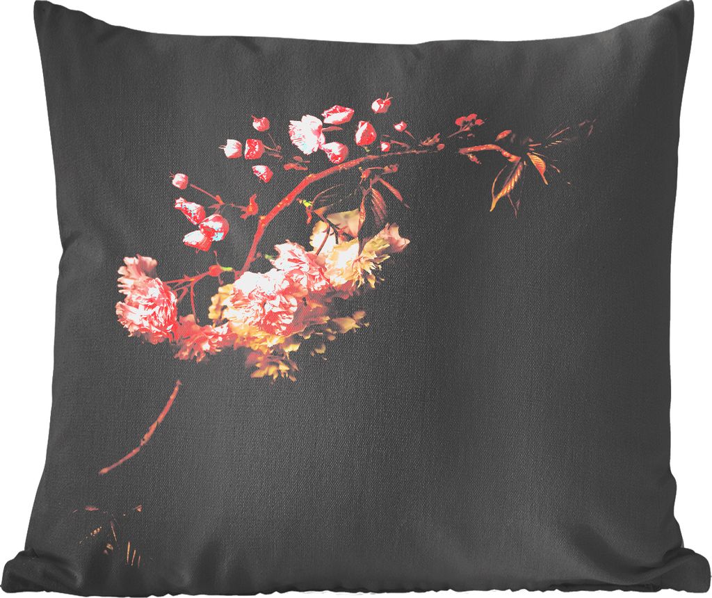 MuchoWow Zierkissen Sofakissen Wohnzimmer Dekokissen 50x50 cm Eine Kirschblüte vor schwarzem Hintergrund - Komfort - Sofakissen