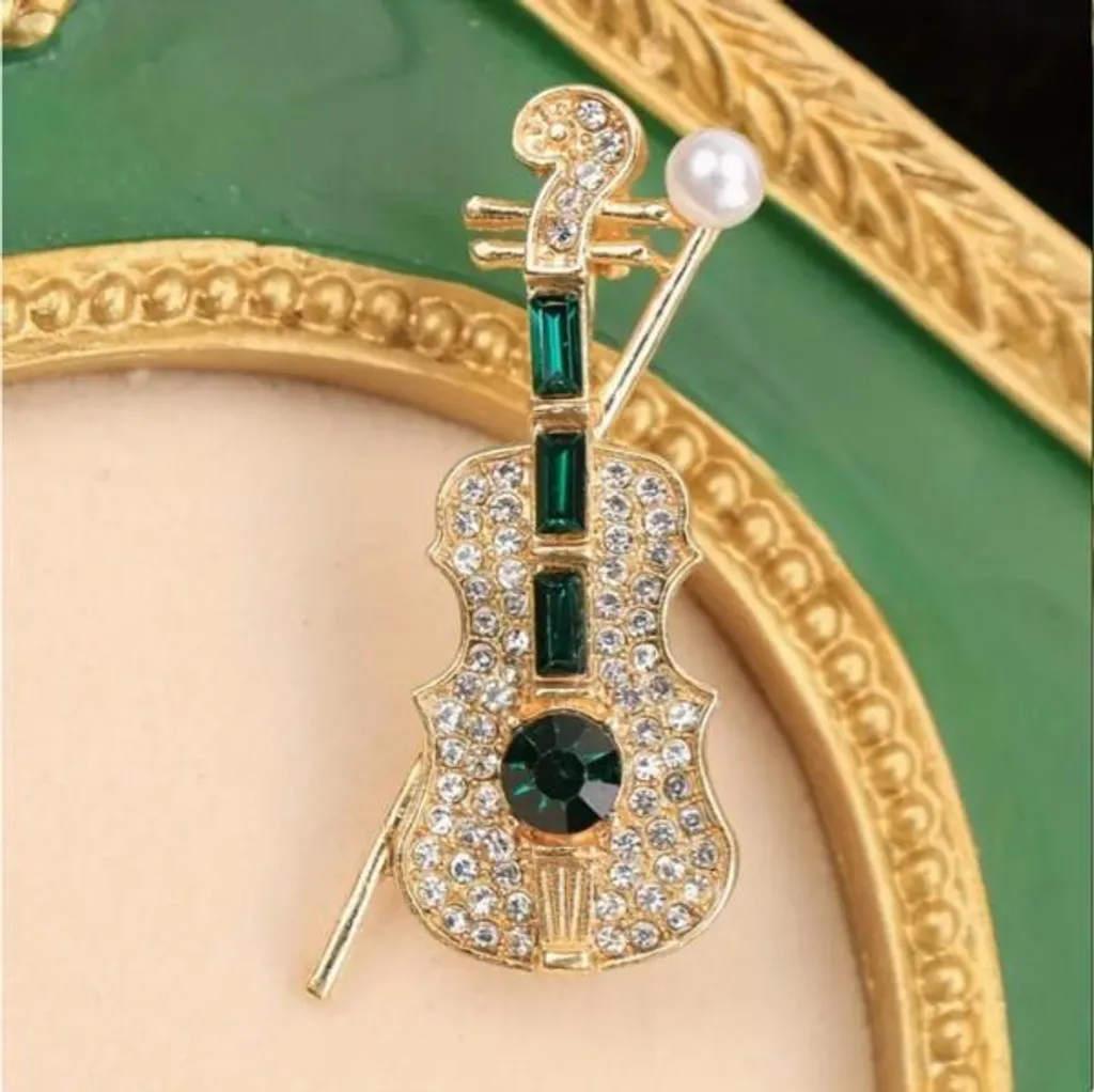 Accessoire chic : Broche violon idéale pour soirées et galas d'opéra