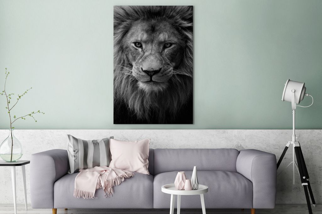 MuchoWow - Leinwandbilder - Porträt eines afrikanischen Löwen - schwarz und weiß, Wandbild, Wanddeko Bilder Wohnzimmer, 80x120 cm