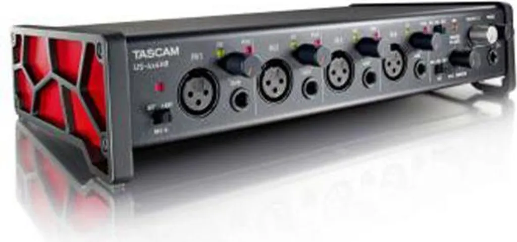 Interface Tascam US-4x4HR idéale pour l'enregistrement de podcasts et groupes