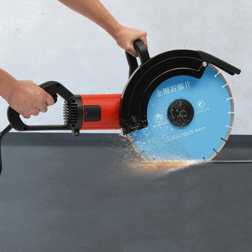 Scie à béton pour travaux de rénovation - Profondeur 14 cm et 3500 W