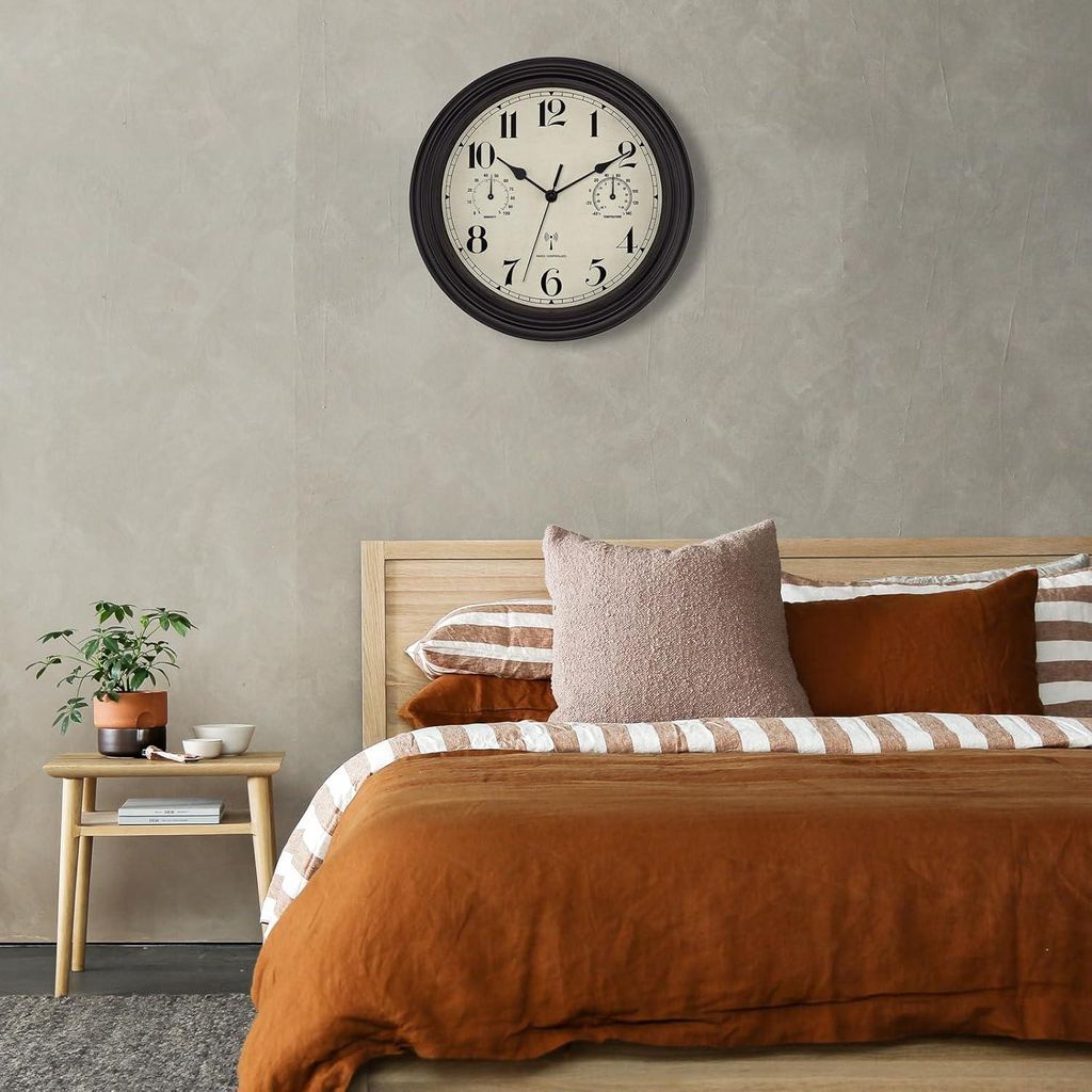 Wandklok für drinnen und draußen mit Temperaturanzeige und Hygrometer, kabellos und wetterfest, geräuschloses Retro-Design für Terrasse, Badezi...