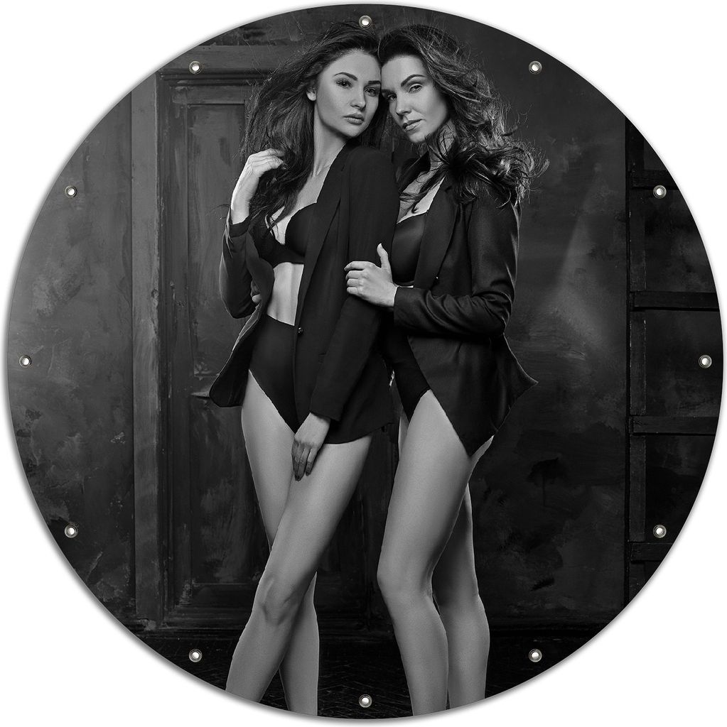 Wallario rundes Outdoor-Poster für Garten oder Balkon, Motiv Lesben-Erotik: Zwei sexy Damen als elegant gekleidete Schönheiten, 120 cm Durchmesser