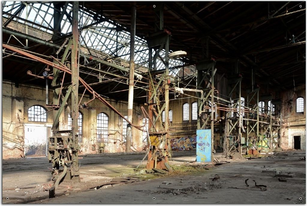 Wallario Outdoor-Poster für Garten oder Balkon, Motiv Verlassene Industriehalle - Alte Fabrik, in ca. 61 x 91,50 cm