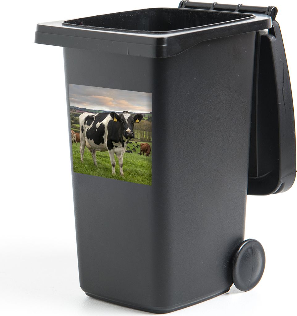 MuchoWow Mülltonnenaufkleber Kuh - Berg - Gras - Tiere 40x40 cm - Abfall-Aufkleber - Container - für Abfallcontainer