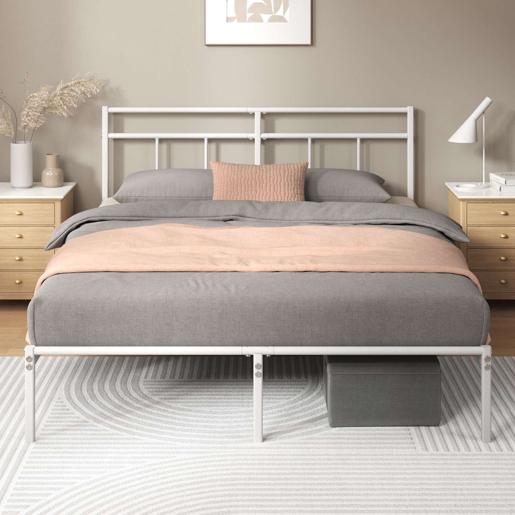 Weißer Metallbettrahmen mit grauer Matratze und Stauraumbox darunter im gemütlichen Schlafzimmer.

