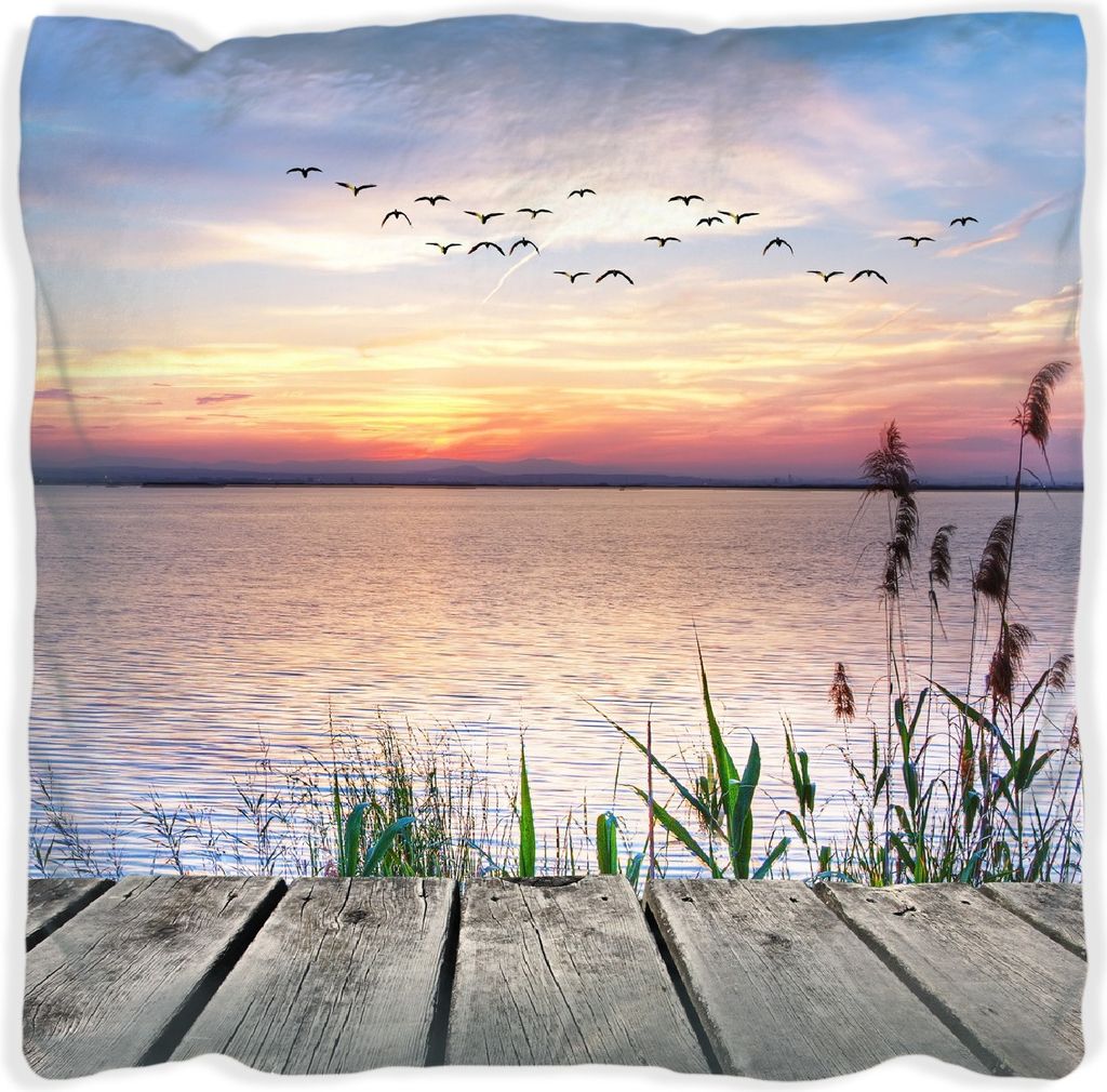 Wallario Premium Kissen, weiche Oberfläche, mit Motiv Seepanorama mit Schilf und fliegenden Vögeln, Größe: 60 x 60 cm, mit weißer Rückseite