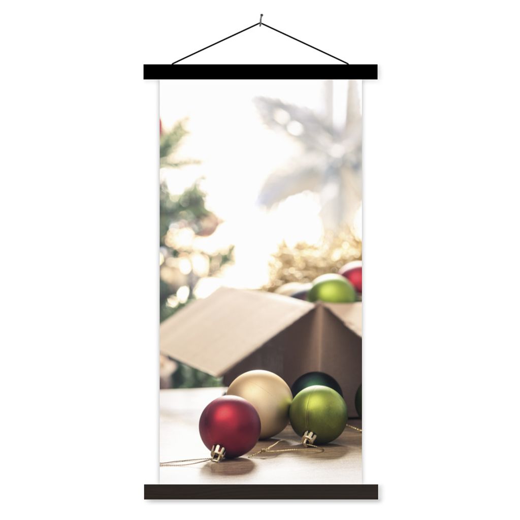 MuchoWow Textilposter Der Weihnachtsschmuck mit einem Weihnachtsbaum im Hintergrund 60x120 cm mit schwarzem Rahmen - Magnete
