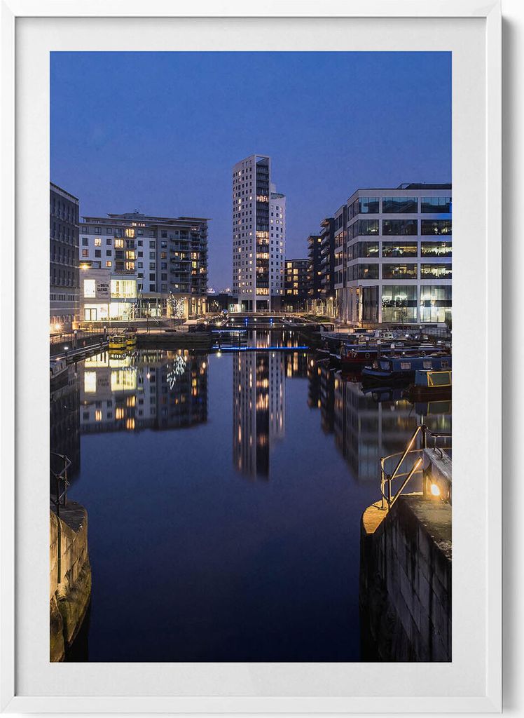 Die Stadt Leeds bei Nacht beleuchtet– Wandbild mit Rahmen – Gerahmtes Bild – Wanddekoration – 70x100 cm – Weiß Rahmen