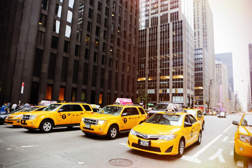 hansepuzzle 12473 - NYC Taxi Puzzle, 2000 Teile, Fortbewegung, 90,0 x 60,0cm mit hochwertiger Aufbewahrung, Kartonbox & Beutel