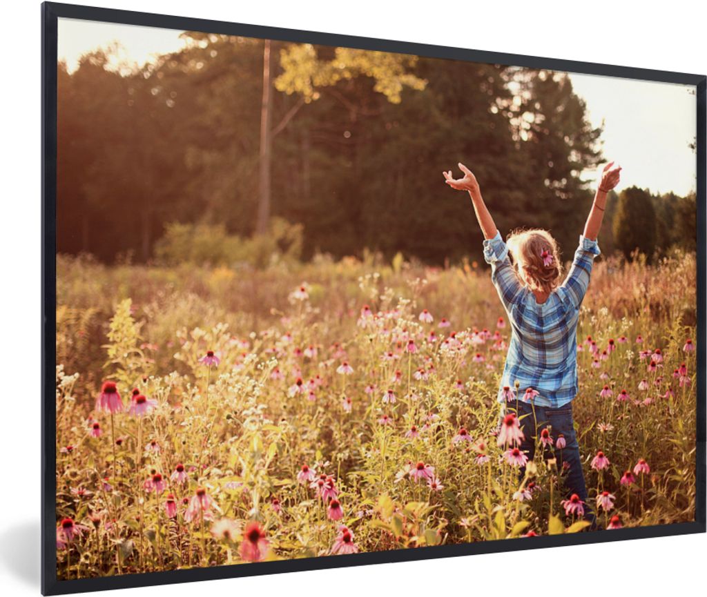 MuchoWow MuchoWow Gerahmtes Poster Frau - Blumen - Frühling 30x20 cm - Poster mit zchwarzem Bilderrahmen - Kunstdruck - Bild-Poster