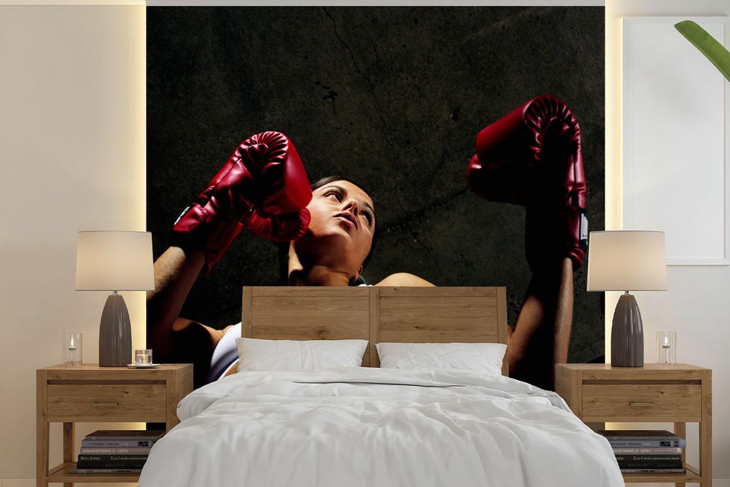 MuchoWow Fototapete für Wohnzimmer oder Schlafzimmer Wandtapete Vinyl Motivtapete Eine gut aussehende und muskulöse Frau steht in einer typisch...