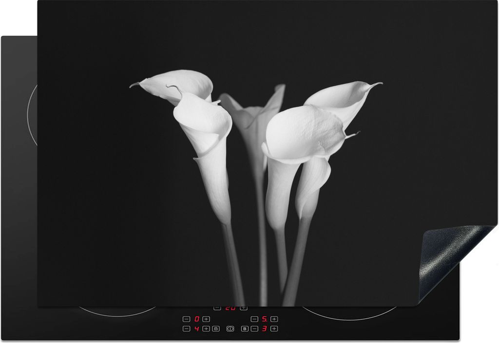 KitchenYeah Herdabdeckplatte Eine Nahaufnahme von Calla-Lilien-Blüten auf schwarzem Hintergrund , 77x51cm, Küche Deko, Glaskeramikkochfeld Herd...