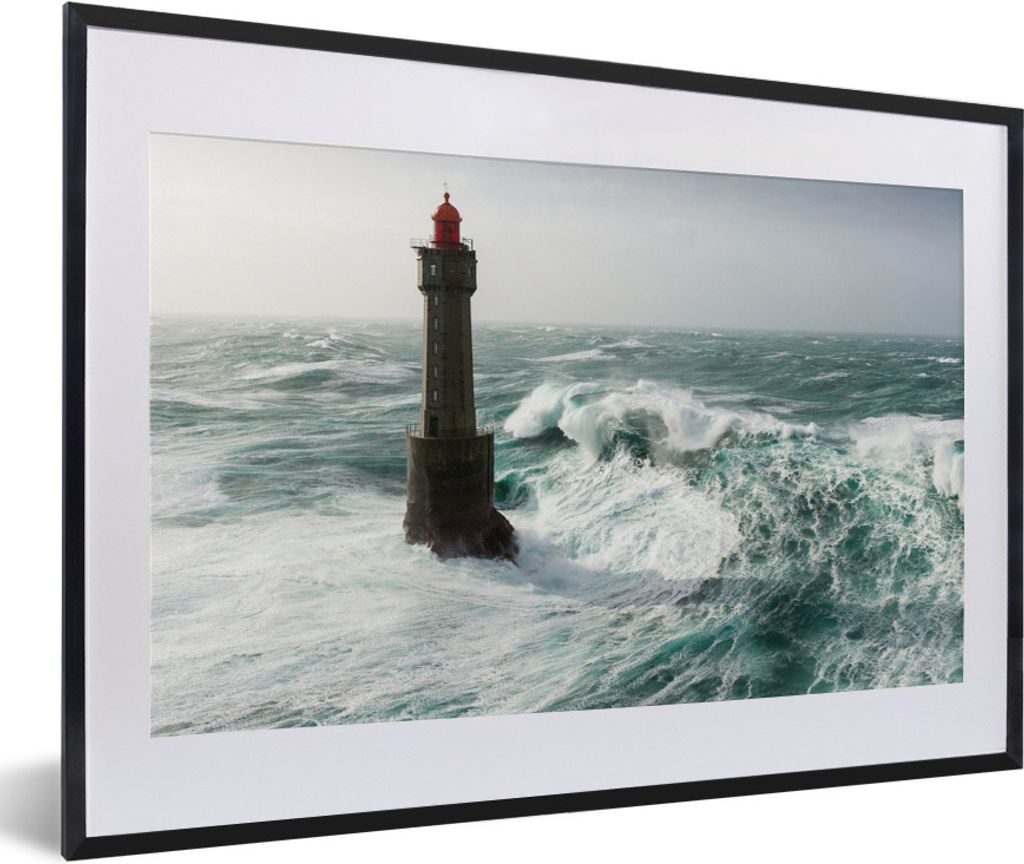 MuchoWow Gerahmtes Poster Eine Welle hinter dem Leuchtturm von La Jument in Frankreich 60x40 cm - Poster mit Schwarzem Bilderrahmen Wandposter Ra...